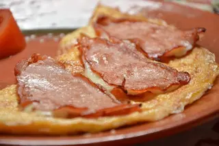 Omlet sa pečenicom