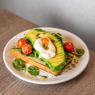 Tosta con aguacate, tomate y huevo poché