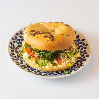 Bajgiel z pastą jajeczną