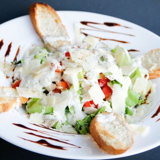 Salată cu piept de pui și gorgonzola