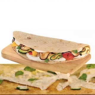 Piadina con verdure miste, mozzarella e grana