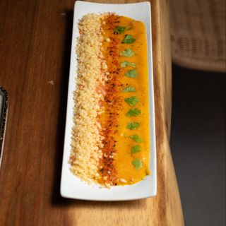 Tiradito de salmón con salsa de ají y snacks de tempura