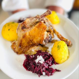 Kaczka pieczona z jabłkami