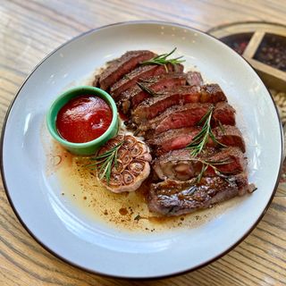 Стейк New York вологої витримки на скибці картопляного хліба (300г/100г)