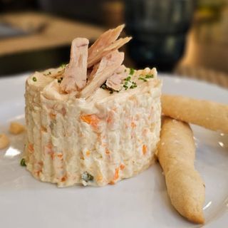 Ensaladilla rusa con mahonesa kimchee y ventresca de atún.