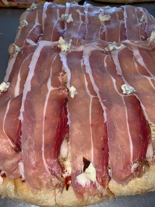 Pomodoro, mozzarella, speck, gorgonzola, patate e rosmarino