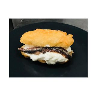 Coccolo con acciughe e burrata