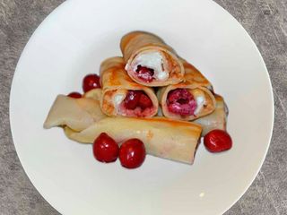 Млинці з солодким сиром та вишнею (0.24kg)