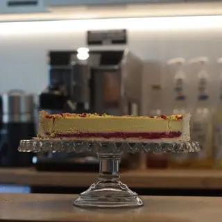 Pistacchio tart with raspberries