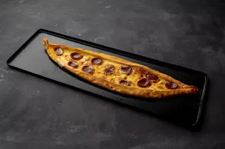 Sucuklu kaşarlı pide