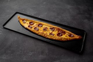 Sucuklu kaşarlı pide