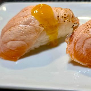 Nigiris Flameado Con Chutney De Mango (2 Uds.)