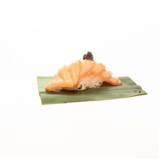 Nigiri de salmón flameado con trufa y fua (2 uds.)