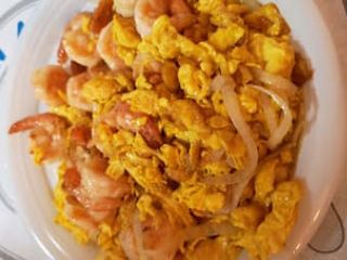 Gamberi saltati con uovo