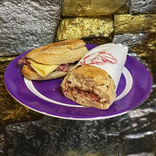 Bocadillo De Criollo Con Queso (Pan De Leña)