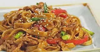 Удон з морепродуктами у вершковому соусі (380г)