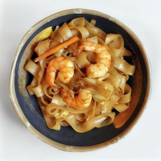 35. Yakikomemen Con Gambas (Ración)