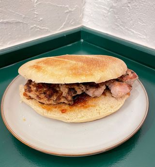 Mollete de solomillo con cebolla caramelizada (1 ud.)