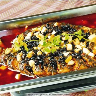 Pesce alla griglia con fagioli fermentati