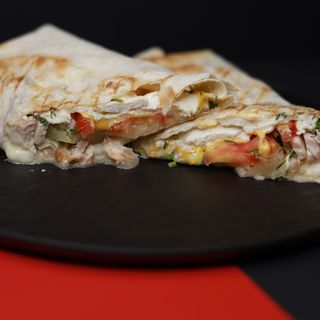 Сулугуні в лаваші з м'ясом (1шт)