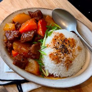 Riso al vapore con spezzatino di manzo e patate sopra 土