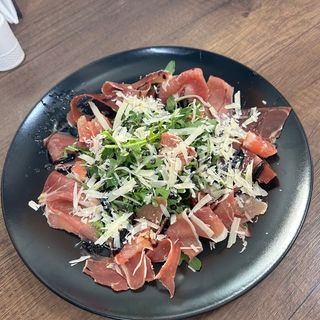 Салат з хамоном та руколою