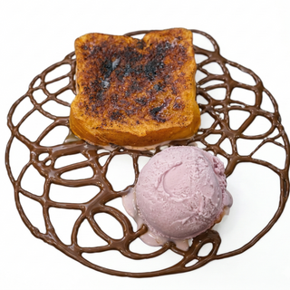 Torrija de pan brioche con helado de leche merengada