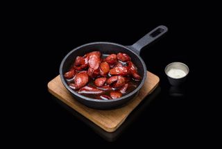 Мисливські ковбаски смажені в соусі