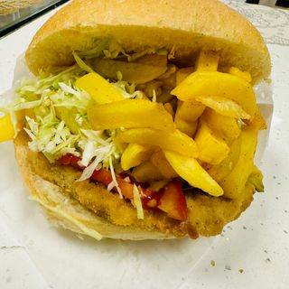 Sandwich cu șnițel de pui de casa