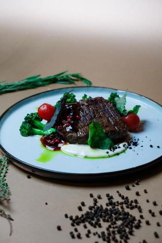 Стейк из конины с брокколи и соусом блю-чиз.