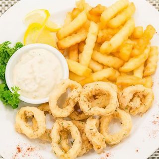 Ración De Calamares Con Patatas Y Ensalada