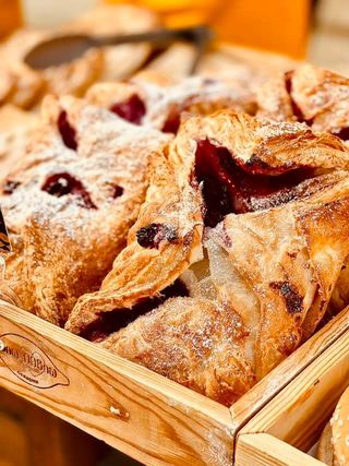 Слойка з вишнею