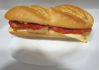 Bocadillo De Chorizo Con Queso