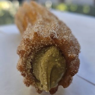 Churro relleno de crema de pistacho