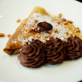 Crepes alla crema di nocciola e cioccolato bianco con granella di nocciola