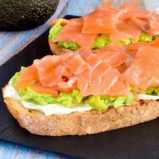 Tostada de aguacate y salmón sin bandeja