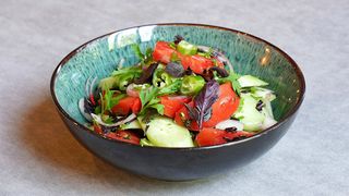 კიტრი-პომიდვრის სალათი მწვანილით