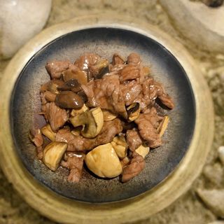 Ternera con setas y champiñón