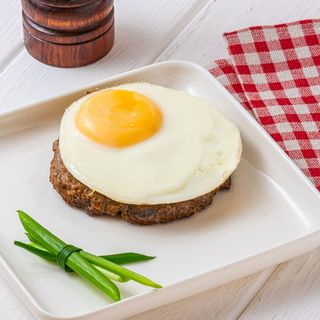 Бифштекс с яйцом