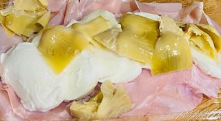 Prosciutto cotto, mozzarella, carciofini sott'olio