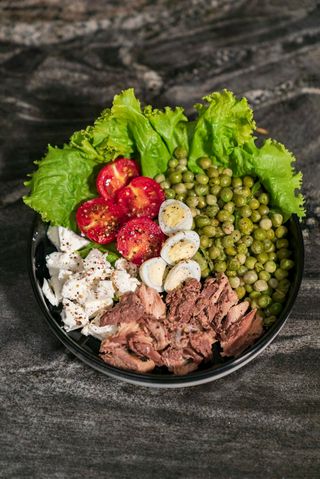 თინუსის ბოული მწვანე ლობიოთი და ფეტათი