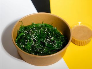 Салат Хіяші вакаме (180g)