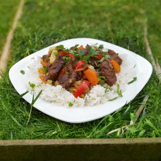 82. Свинско със зеленчуци върху бял ориз (600г)