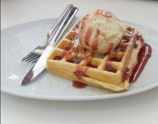 Waffle Frutas com Uma Bola de Gelado