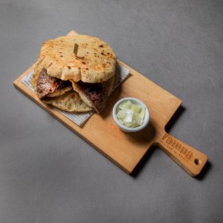 Pljeskavica punjena sirom