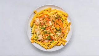 Frytki z sosem serowym,wołowina,grillowana cebula,jalapeno i sosem burger park