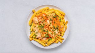 Frytki z Sosem Serowym i Grillowaną Wołowiną (450 g)