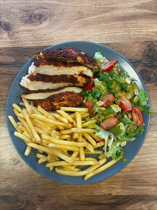 Filet z pieczonego kurczaka, frytki, sałatka