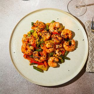 Креветки з гострими овочами 