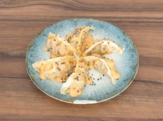 Gyozas de pollo con salsa chilli y sésamo (6 uds.)